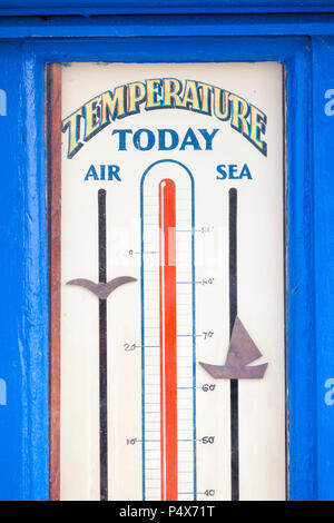 Oggi la temperatura, aria e mare termometro, Hastings, Regno Unito Foto Stock