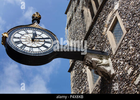Città di Canterbury, Inghilterra. Pittoresca vista ravvicinata del St George's torre con orologio su Caterbury's St George's Street. Foto Stock