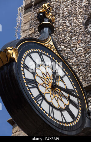 Città di Canterbury, Inghilterra. Pittoresca vista ravvicinata del St George's torre con orologio su Caterbury's St George's Street. Foto Stock
