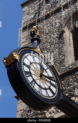 Città di Canterbury, Inghilterra. Pittoresca vista ravvicinata del St George's torre con orologio su Caterbury's St George's Street. Foto Stock