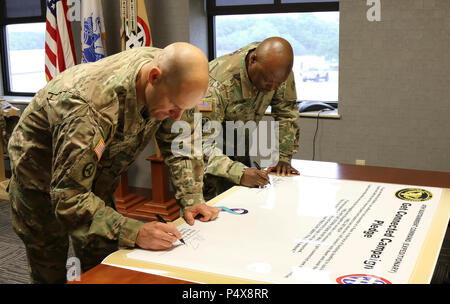 Stati Uniti La riserva di esercito di Brig. Gen. Alex Fink, Comandante generale del quarto supporto comando (Expeditionary), E DEGLI STATI UNITI Esercito comando Reserve Sgt. Il Mag. Larry Johnson, il comando sergente maggiore del quarto comitato, segno Get Connected pegno per terminare lo stigma intorno per chiedere aiuto con pensieri suicidi a base comune San Antonio, 9 maggio 2017. Get Connected campagna mira a prevenire il suicidio da soldati di insegnamento come evitare sensazioni di isolamento. Foto Stock