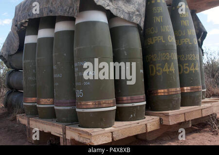 OROGRANDE, Nuovo Messico--l'artiglieria tornate in attesa di essere sparati da paladino equipaggi di artiglieria assegnato alla batteria B., 4° Battaglione, 27 Campo reggimento di artiglieria, 2° Brigata Team di combattimento, 1° Divisione Corazzate durante la messa a fuoco di ferro 10 Maggio presso il sito di formazione qui. Messa a fuoco di ferro 17 formazione consente al comandante di mettere a fuoco la leadership, formazione e risorse sul miglioramento 2-1 annuncio della disponibilità di combattimento e le operazioni in tutto il mondo durante il loro passaggio da una formazione di dottrina e di comando per il comando delle forze. ( Foto Stock