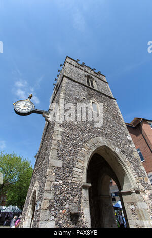 Città di Canterbury, Inghilterra. Vista pittoresca del St George's Tower e un orologio su Caterbury's St George's Street. Foto Stock