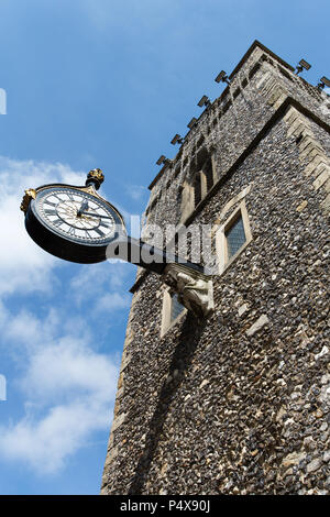 Città di Canterbury, Inghilterra. Vista pittoresca del St George's Tower e un orologio su Caterbury's St George's Street. Foto Stock