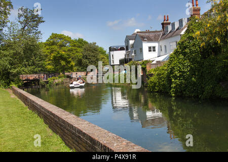 Città di Canterbury, Inghilterra. Vista estiva del grande Stour a Canterbury Abate del Mulino del giardino, con una gita punt in background. Foto Stock