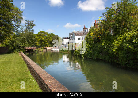 Città di Canterbury, Inghilterra. Vista estiva del grande Stour a Canterbury Abate del Mulino del giardino, con una gita punt in background. Foto Stock