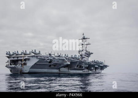 Oceano Pacifico (10 maggio 2017) La portaerei USS Theodore Roosevelt (CVN 71) transita l'Oceano Pacifico. Theodore Roosevelt è che partecipano a un gruppo sail training unit esercizio per potenziare la missione di prontezza e di capacità di combattimento tra navi, aria ali e bastoni attraverso la simulazione di scenari del mondo reale. Foto Stock