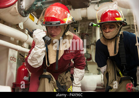 Oceano Pacifico (10 maggio 2017) Danni Controlman Fireman Nicholas Stephan, sinistra, da Lakewood, lavare e vigile del fuoco Tevin Hall, da Terrell, Texas, entrambi assegnati all'assalto anfibio nave USS America (LHA 6), esaminare le inondazioni durante un controllo dei danni del team di formazione evoluzione. Più di 1.800 marinai e 2.600 marines assegnato all'America anfibio gruppo pronto (ARG) e il quindicesimo Marine Expeditionary Unit (XV MEU) sta conducendo un composito unità di addestramento esercizio (COMPTUEX) al largo della costa della California del Sud in preparazione per la ARG della distribuzione entro la fine di quest'anno. L'America ARG è Foto Stock