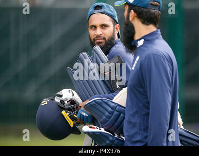 L'Inghilterra del Adil Rashid (sinistra) parla con Moeen Ali durante la sessione di reti a Emirates Old Trafford, Manchester. Foto Stock