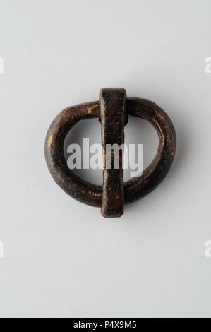 Bronzo fibbia della cintura in modo peanular con anello e asta. 28 mm x 28 mm.( 6 th CE ) - periodo Visigoth, dal 'afflitti necropoli '- sito archeologico di Complutum in Alcalá de Henares ( Madrid ). Spagna. Foto Stock