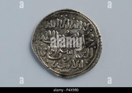 Silver dirham a ' al Watiq '. (Anteriore) diametro 18 mm spessore 5mm Peso 1, 4 grammi (1238-1269 Ce) - Periodo Hispanic-Muslim appartenenti del ' Burgo de Santiuste Museum' in Alcalá de Henares. (Madrid). Spagna. Foto Stock