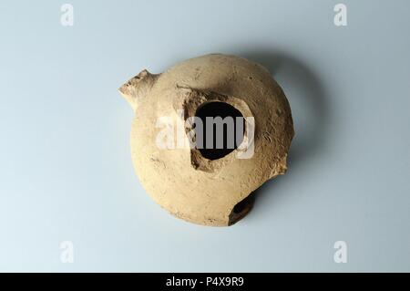 Lampada del tubo di lancio. Diametro 85 mm altezza 46 mm spessore 6 mm ( XI - XII ) - periodo Hispanic-Muslim appartenenti del ' Burgo de Santiuste Museum' in Alcalá de Henares. (Madrid). Spagna. Foto Stock