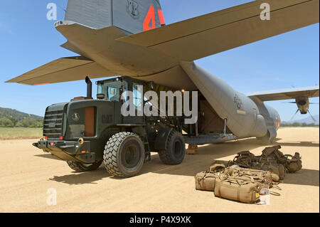 HUNTER LIGGETT, California (9 maggio 2017) - Un Seabee assegnato alla Naval Mobile Battaglione di costruzione (NMCB) 4 scarica una casella tripli da un C-130 cargo aereo assegnato al 146aria parafango sollevamento della Air National Guard durante una formazione sul campo di allenamento (FTX) in Fort Hunter Liggett, California, 9 maggio. NMCB 4 sta conducendo il loro ultimo classificato FTX, prove il battaglione di comando, controllo e le funzioni di comunicazione attraverso una varietà di simulazione di scenari di vita reale incontrate durante le distribuzioni. Il battaglione Seabee fornisce dei comandanti e dei Navy comandanti del componente con il combattimento pronto warfighter capace o Foto Stock