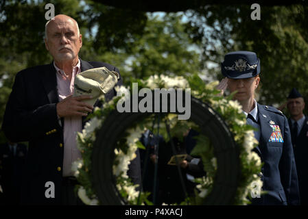 Master in pensione Sgt. Joe Martin, 6994th squadrone di protezione codice Morse operatore e Lt. Col. Laura Bunyan, 94th Intelligence comandante dello squadrone, salutate la ghirlanda che commemora la CE-47Q equipaggio perso nel 1973 durante il barone 52 corona la cerimonia di posa 10 maggio 2017. Foto Stock