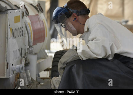 Airman 1. Classe Giordania Mann, 407 Expeditionary disponibilità logistiche Squadron petrolio, lubrificanti e olio combustibile di volo tecnico, raccoglie un campione di ossigeno liquido dopo il riempimento di un serbatoio portatile 10 maggio 2017, nel sud-ovest Asia. I tecnici di carburante di mantenere tutte le sostanze POL, dal diesel e benzina al getto di combustibile e di ossigeno liquido. Questi materiali giocano un ruolo fondamentale nella fornitura di airpower alla lotta contro ISIS. Il team qui all'aria 407 Gruppo Expeditionary forniture U.S. Marine Corps e il velivolo della coalizione. Foto Stock