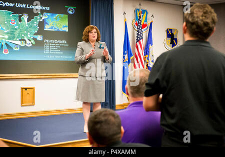 Sherri Hanson, direttore esecutivo, xxiv Air Force, parla al Dipartimento della difesa 2017 Executive Programma di sviluppo della leadership ai partecipanti alla XXV Air Force il quartier generale a base comune San Antonio-Lackland, Texas 9 Maggio. Foto Stock