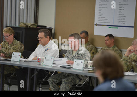 Texas aiutante generale, maggiore generale John F. Nichols recensioni lo stato del piano di un uragano con Texas agency leader all'uragano di prove di concetto trapano a Camp Mabry di Austin in Texas, 10 maggio 2017. Il H-ROC trapanare riunisce tutti gli organismi coinvolti nella risposta di uragano in Texas per una passeggiata anche se da parte dello stato della pianta. Foto Stock