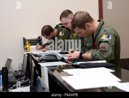 I piloti e i sistemi di arma gli ufficiali assegnati per la 34th e la 37th squadroni di bomba, partecipare a una fase breve durante il combattimento martello esercizio a Ellsworth Air Force Base, S.D., 10 maggio 2017. Martello di combattimento è stato progettato per valutare l'affidabilità, la gestibilità, l'idoneità e la precisione di precisione-guidato aria-terra di munizioni. Foto Stock