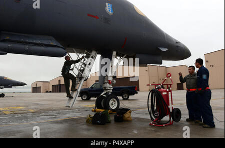 Il cap. Dillen Stuhlsatz, un arma systems officer assegnato per la trentaquattresima Bomb Squadron, entra un B-1 bombardiere durante il combattimento martello esercizio a Ellsworth Air Force Base, S.D., 10 maggio 2017. Con un forte e credibile B-1 vigore, Ellsworth personale di volo e i manutentori di mantenere un elevato livello di preparazione e competenza, la convalida di che cosa gli avieri portare alla lotta - immediata portata globale. Foto Stock