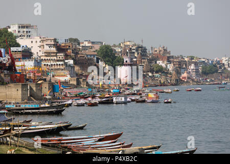 La masterizzazione ghats sulla riva del fiume Gange, Varanasi, India Foto Stock