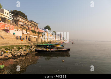 La masterizzazione ghats sulla riva del fiume Gange, Varanasi, India Foto Stock