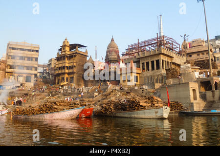 La masterizzazione ghats sulla riva del fiume Gange, Varanasi, India Foto Stock