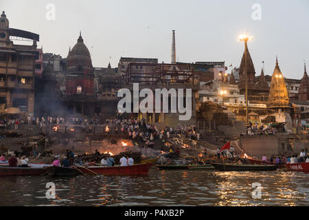 La masterizzazione ghats sulla riva del fiume Gange, Varanasi, India Foto Stock