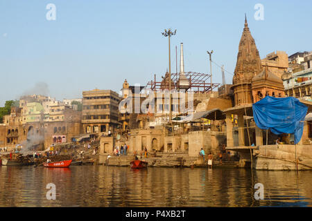 La masterizzazione ghats sulla riva del fiume Gange, Varanasi, India Foto Stock