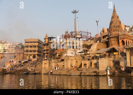 La masterizzazione ghats sulla riva del fiume Gange, Varanasi, India Foto Stock