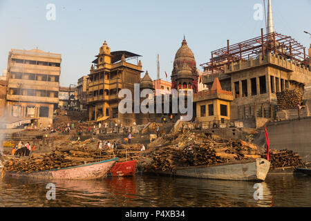 La masterizzazione ghats sulla riva del fiume Gange, Varanasi, India Foto Stock