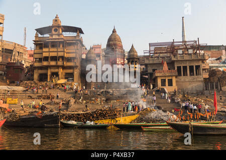 La masterizzazione ghats sulla riva del fiume Gange, Varanasi, India Foto Stock