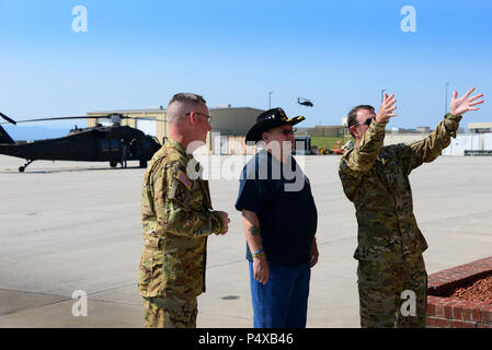 Lt. Col. Patrick Wade, Commander, e Chief Warrant Officer (CW4) Brad Hutsell, pilota di elicottero con il 1/230th elicottero d'assalto battaglione, Tennessee Esercito Nazionale Guardia, parla al veterano del Vietnam Bobby Pridmore a McGhee Tyson ANG Base, Tennessee. Pridmore è un destinatario la stella d'argento e gli illustri battenti croce. Foto Stock