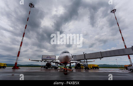 La Russia, Vladivostok, 05/26/2017. Aereo passeggeri Airbus A330-300 di Aeroflot società si sta preparando a prendere passeggeri a bordo. Questo aeroplano Foto Stock