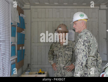 Stati Uniti Navy Builder di terza classe David Balcom-Alverez, sinistra, parla con il cap. Robert A. Baughman circa lo stato di avanzamento della costruzione nel corso di una visita in loco a sostegno di Balikatan 2017, a Malitbog Scuola Elementare di Tapaz, Capiz, 9 maggio 2017. Baughman è comandante, Task Force 75. Balikatan è un annuale U.S.-Philippine bilaterale di esercitazione militare incentrato su una varietà di missioni, comprese la fornitura di assistenza umanitaria e di soccorso in caso di catastrofe, la lotta contro il terrorismo e altri combinati di operazioni militari. Foto Stock