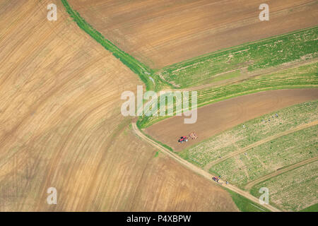Vista aerea della fattoria con il trattore Foto Stock