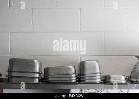 In metallo di colore nero pentole sul ristorante cucina Foto stock - Alamy