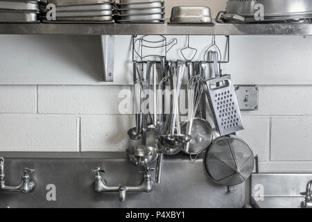 Ristorante Cucina commerciale in Acciaio Inox utensili da cucina Foto Stock