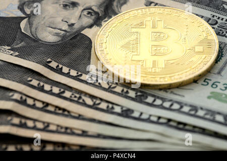 Virtual cryptocurrency denaro Bitcoin dorata sulla moneta degli Stati Uniti Stati Uniti venti dollari ($20) con le facce del Presidente Andrew Jackson. Foto Stock