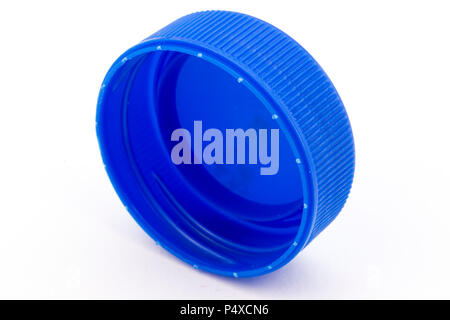 Blue tappo in plastica per bottiglie. Studio shot. Rifiuti di plastica. Isolato su uno sfondo bianco. Foto Stock