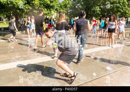 Sofia, Bulgaria - 8 Luglio 2017: i bambini e gli adulti di partecipare in una lotta con le pistole di acqua e di acqua di altre apparecchiature di spruzzatura nel centro di Sofia. Foto Stock