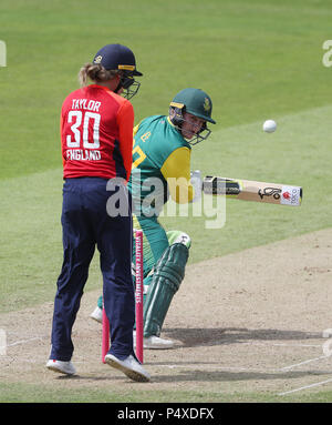 Sud Africa Lizelle Lee batting durante il T20 Tri serie corrispondono al County Ground. Foto Stock