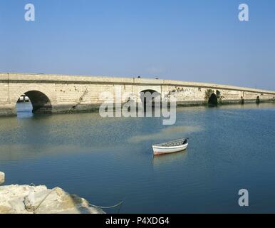 Andalusia. SAN FERNANDO. Vista generale del PUENTE ZUAZO. Sus pilares se sustentan en el antiguo acueducto romano que llevaba el agua desde Cádiz. Sirve de comunicación de la isla con la península y posibilita la entrada a la ciudad por la carretera nacional IV. Provincia de Cádiz. España. Foto Stock