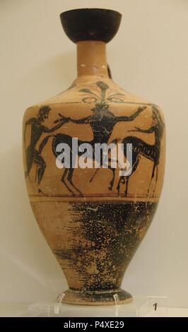 Lekythos nero-figura con scene di Centauromachy. Fine del VI secolo e la prima metà del V secolo A.C. Olympia Museo Archeologico. Ilia provincia. Regione del Peloponneso. La Grecia. Foto Stock