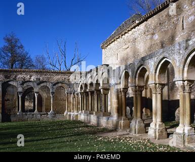 Arte romanica. San Juan de Duero. Vista del chiostro. XIII secolo. Esso contiene elementi di stile romanico, gotico, stile mudéjar e influenze orientali. È stato dichiarato monumento nazionale nel 1882. Soria. Castiglia e Leon. Spagna. Foto Stock