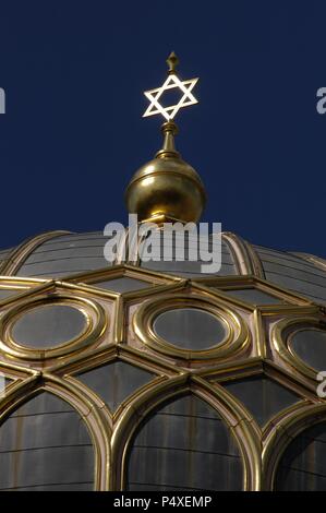 Germania. Berlino. La nuova sinagoga (Neue Synagogue). Costruito nel 1859-66 da architetti tedeschi Eduard Knoblauch (1801-1865) e, dopo la sua morte da Friedrich August Stuler (1800-1865). Fu distrutto dai Nazisti durante la Seconda Guerra Mondiale e ricostruita tra il 1988-1991 da Bernhard Leisering(1951-2012). Dettaglio. Cupola con nervature dorate e incoronato byt la stella di Davide. Foto Stock