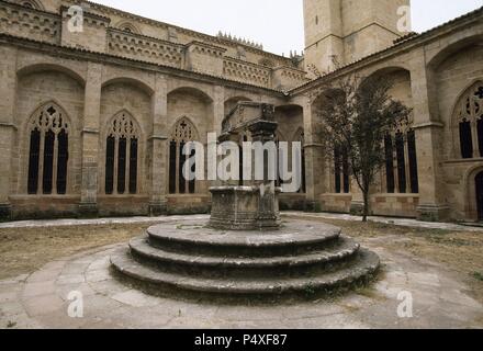 ARTE gotico. ESPAÑA. CATEDRAL. Erigida en el Siglo XII por el Obispo de Sigüenza Don Bernardo DE AGEN consagrada y en el año 1169. El estilo romanico convive con el gótico y el barroco. Presenta aspecto de fortaleza. Vista parcial del CLAUSTRO gotico construido en el s. XV. A SIGUENZA. Provincia de Guadalajara. Castilla-La Mancha. Foto Stock