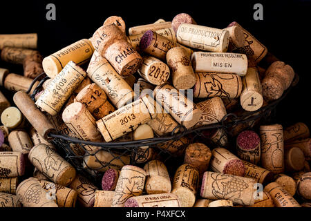 Vecchi tappi di sughero di vini francesi in un cesto in filo Foto Stock