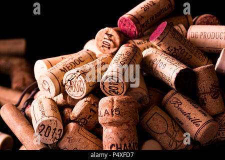 Vecchi tappi di sughero di vini francesi in un cesto in filo Foto Stock