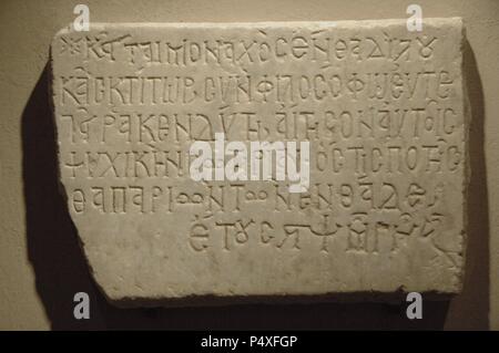 Lastra di marmo con epigrafe funeraria in greco. Datata nell'anno 1235. Museo Bizantino. Atene. La Grecia. Foto Stock
