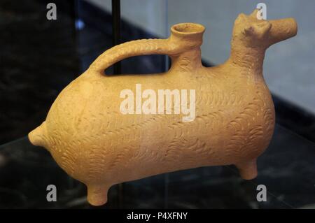 Vaso medievale la forma come un mammifero. Ceramiche locali. Museo Nazionale dell'Alto Medioevo (Museo dell' Alto Medioevo). Roma. L'Italia. Foto Stock